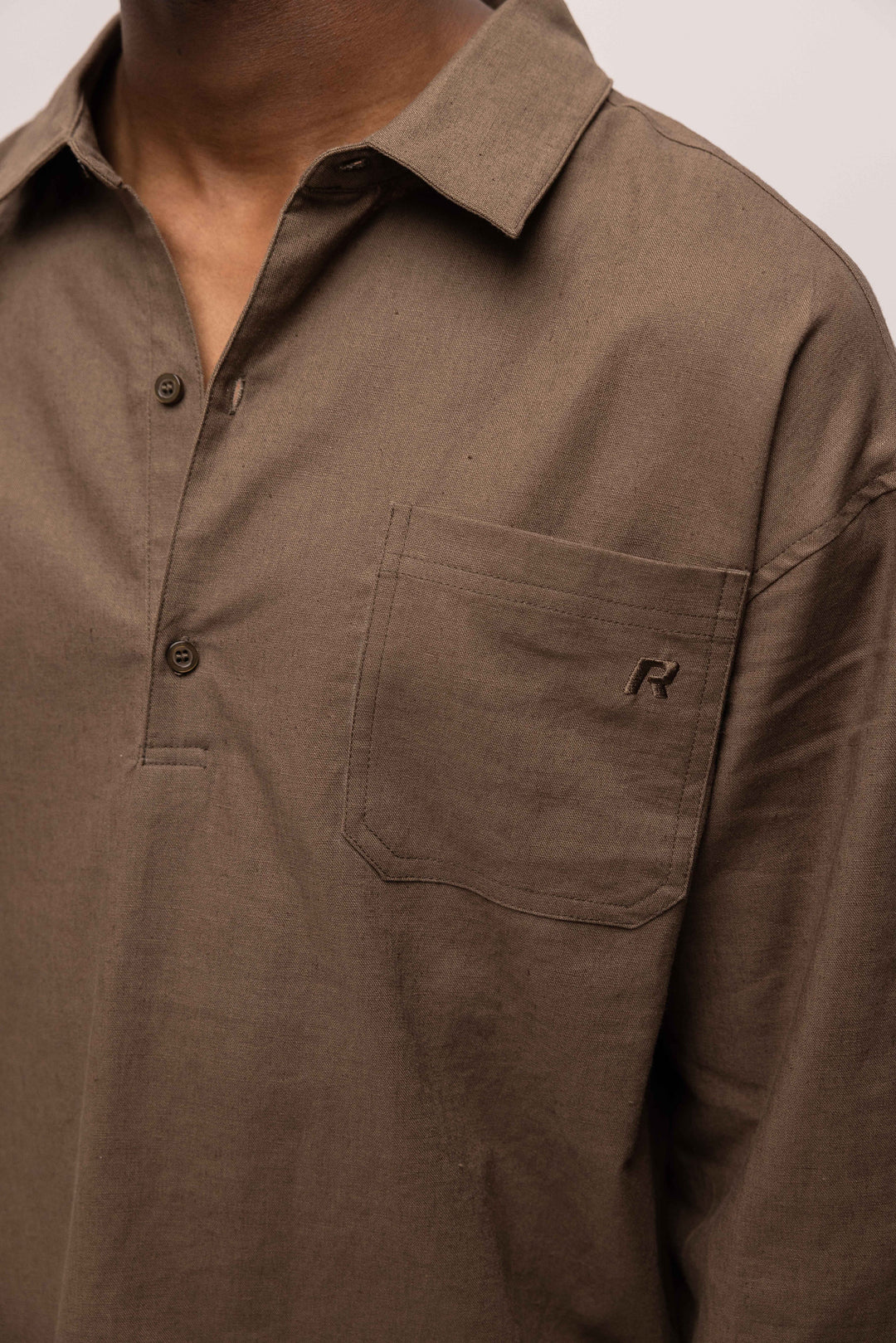 RIVERO - LINEN SHIRT QUARTER BUTTON BROWN